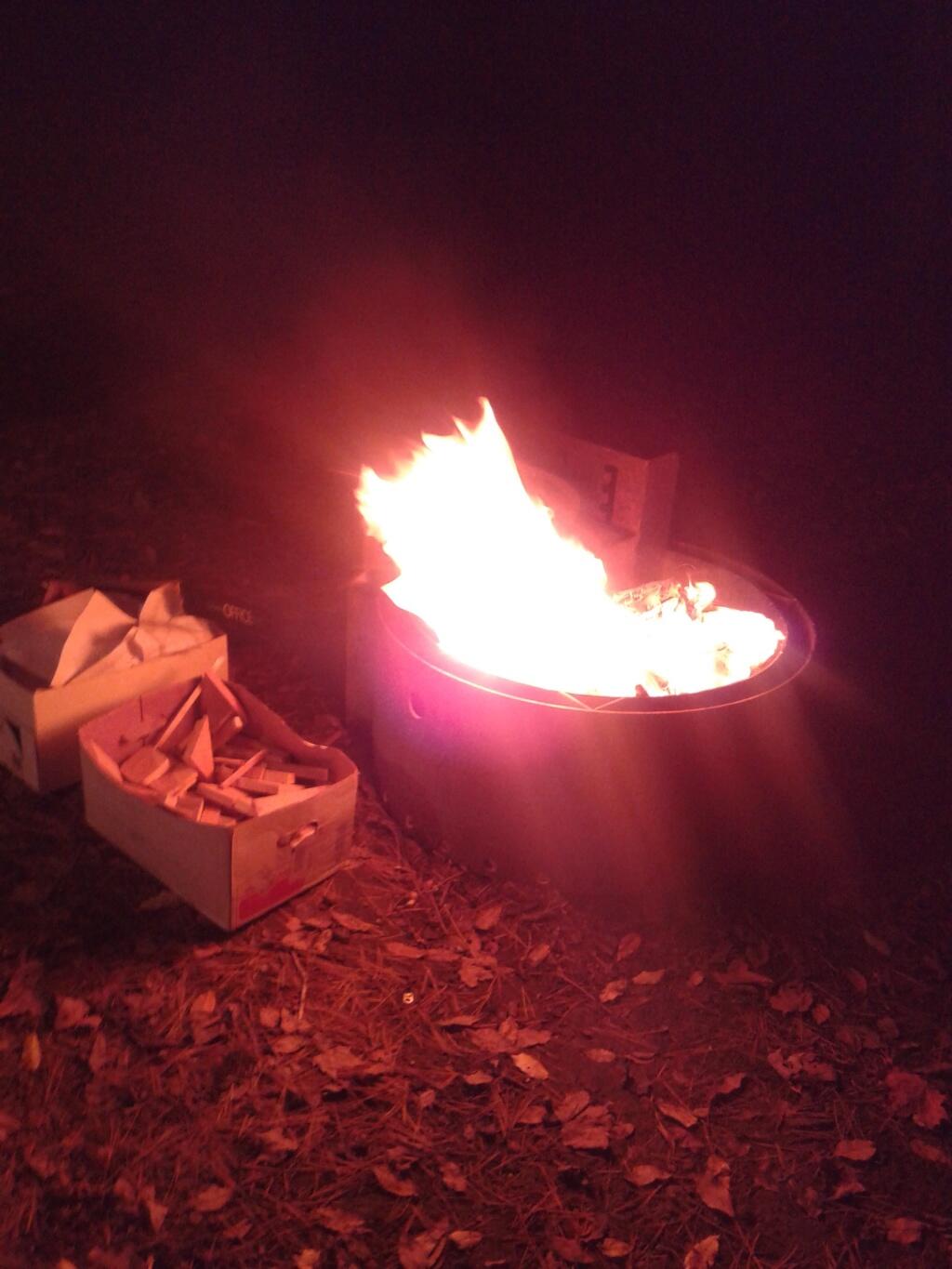  Scrap Wood and Paper Makes a Big Fire