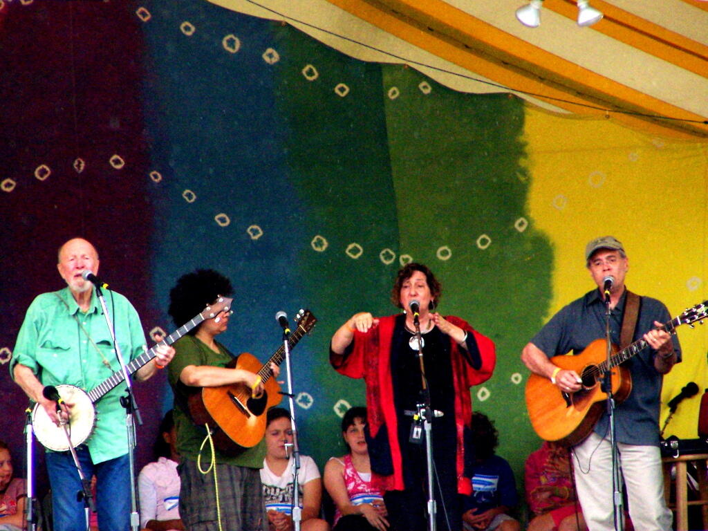 Photo: Pete Seeger and Beacon Elementary Choir