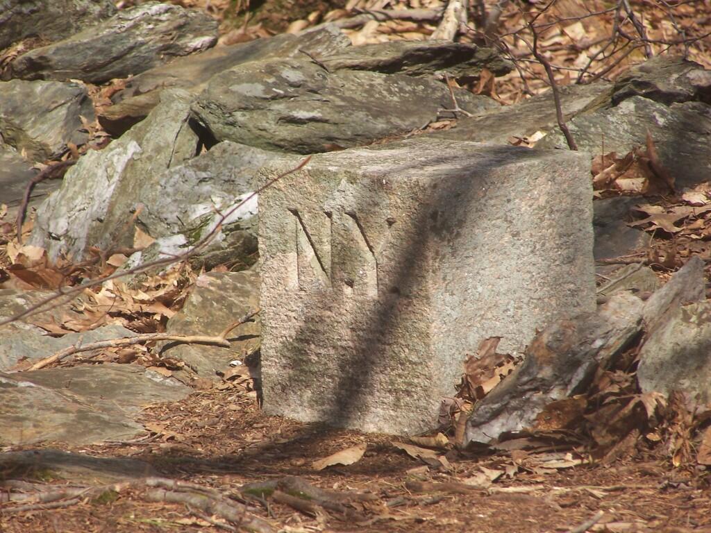 Photo: State Line Marker