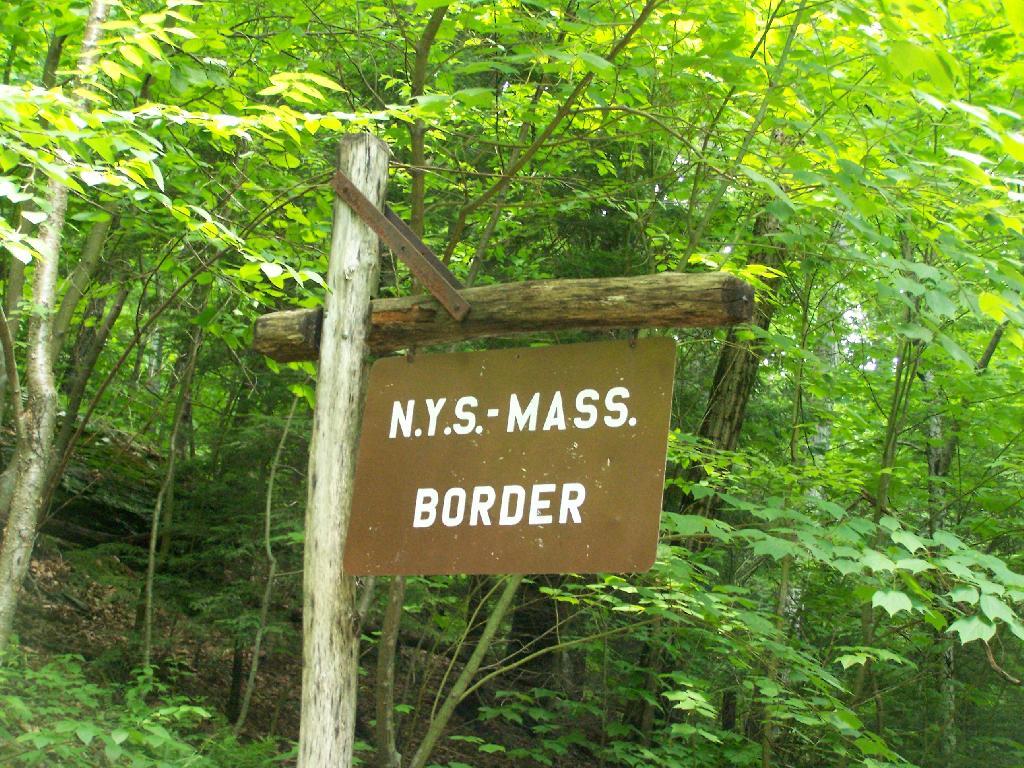 Photo: NY-Mass Border