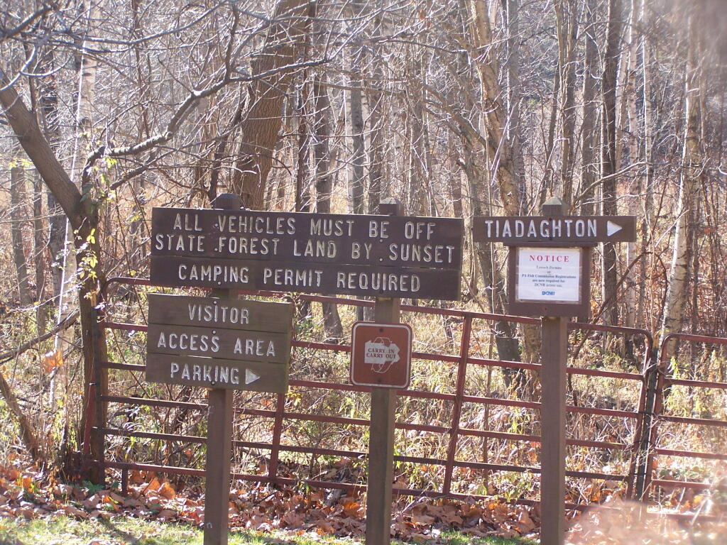 Photo: Rather Confusing Sign to Parking Area