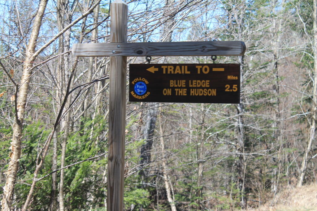 Photo: Blue Ledge on the Hudson Trail Head