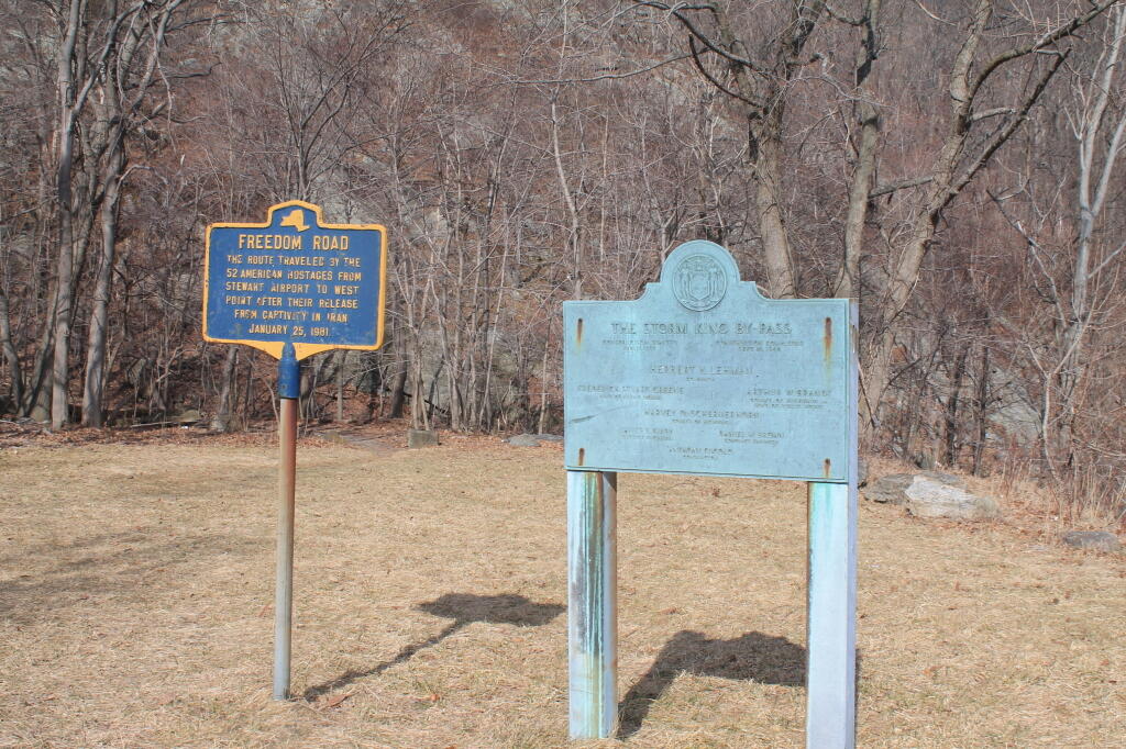 Photo: Storm King Highway Signs